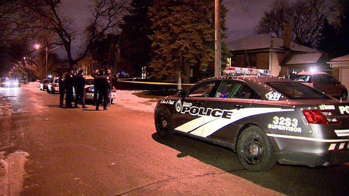 Police looking for 2 suspects after teen robbed, stabbed at Toronto NYE ...