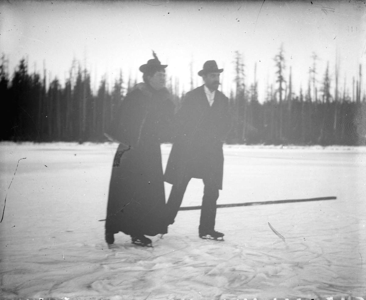 Skating on Trout Lake. Crica 1900.
