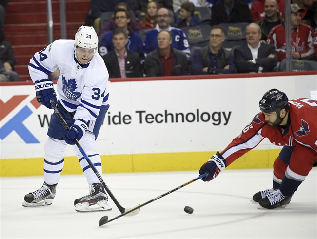 Toronto Maple Leafs center Auston Matthews (34) battles for the puck against Washington Capitals left wing Daniel Winnik, right, during the second period of an NHL hockey game, Tuesday, Jan. 3, 2017, in Washington. (AP Photo/Nick Wass).
