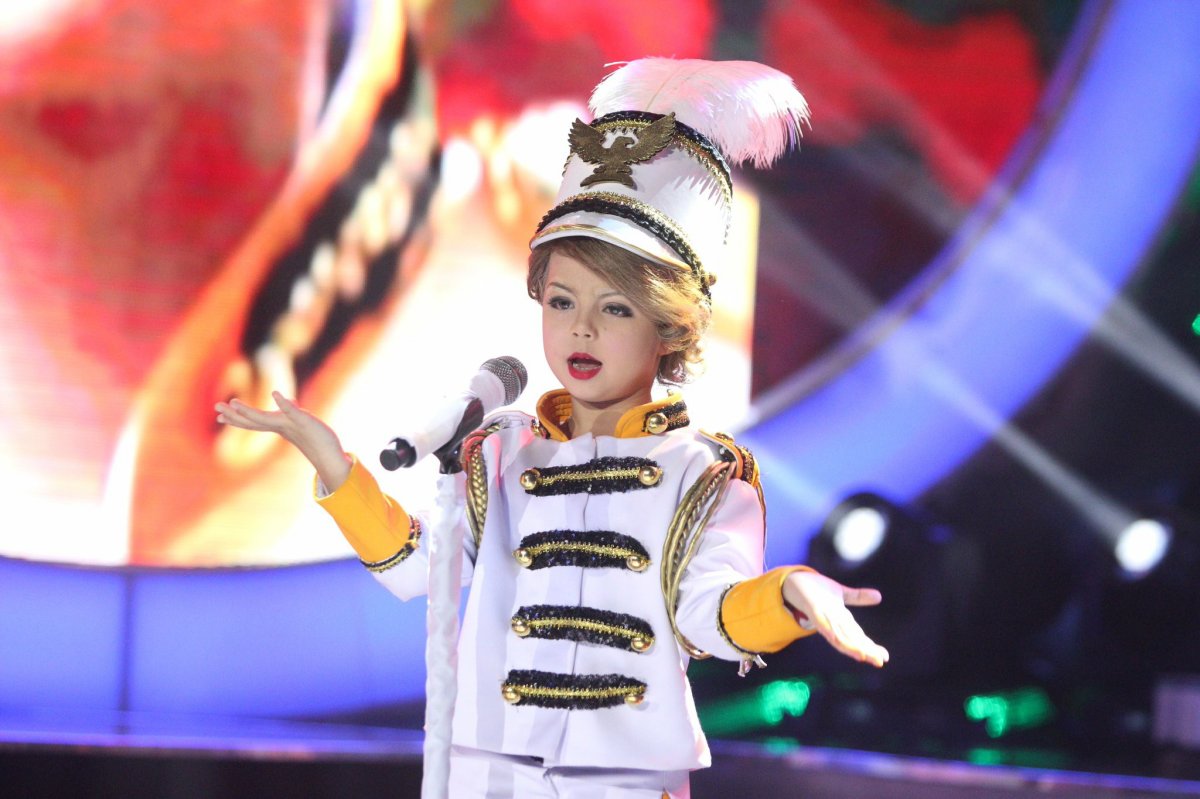 Xia Vigor, 7, wowed the internet with her Taylor Swift impression on TV in Philippines. 