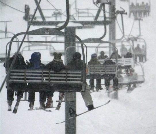 Teen dies after falling from chairlift at Quebec ski resort, investigators looking into cause