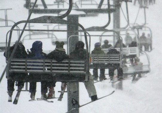 Тийнейджър умира след падане от седалков лифт в ски курорта Квебек, следователи търсят причината