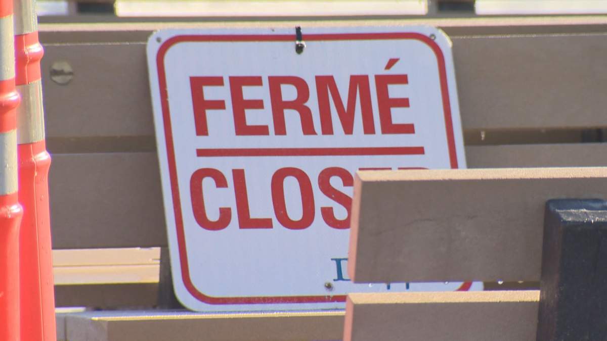 A closed sign sits on a bench in front of the refrigerated outdoor skating rink in Dieppe, N.B. (Credit: Paul Cormier/Global News)