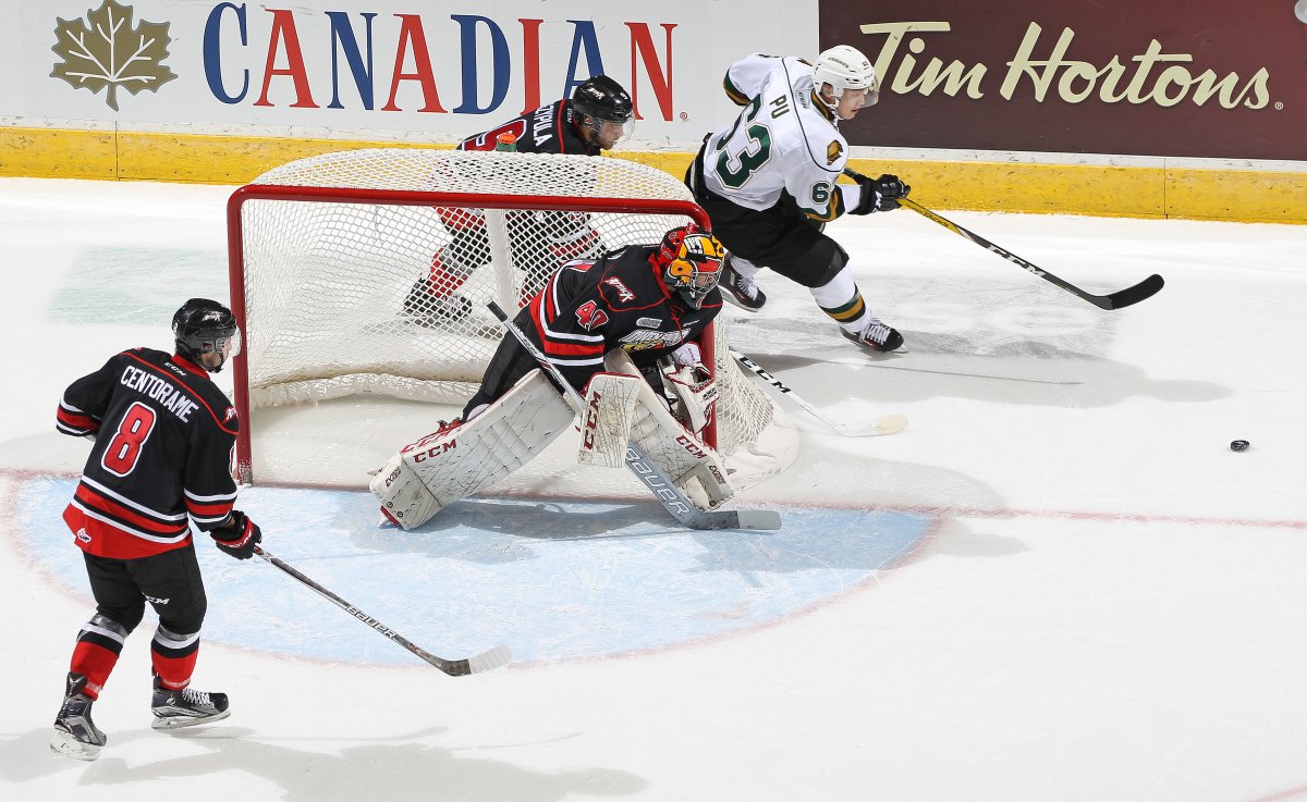 LONDON, ON - Michael McNiven #40 of the Owen Sound Attack keeps an eye on Cliff Pu #63 of the London Knights  (Photo by Claus Andersen/Getty Images).