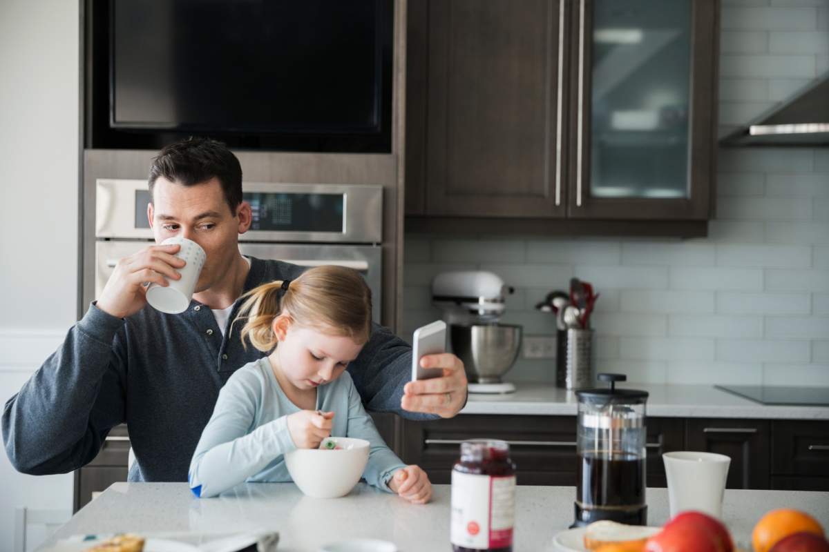 A Texas daycare centre wants parents to stay off their phones when they pick up their kids.