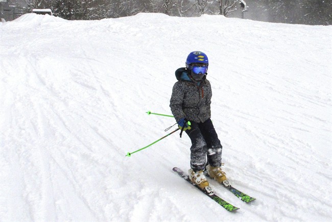 Little kid skiing .