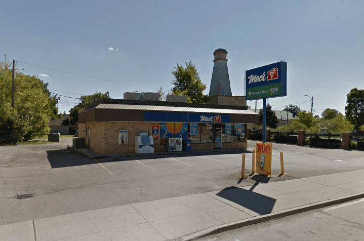 Four suspects sought following armed robbery at Watford variety store - image
