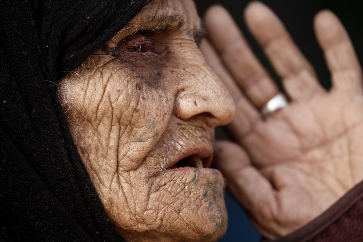 Khatla Ali Abdullah, 90, who recently fled her house in Mosul, Iraq, speaks to reporters.