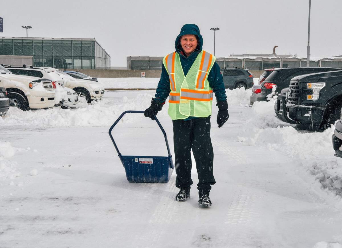 Pierre Elliott Trudeau Airport employees were out clearing snow-covered cars to make things a little easier for travellers, Thursday, March 16, 2017.