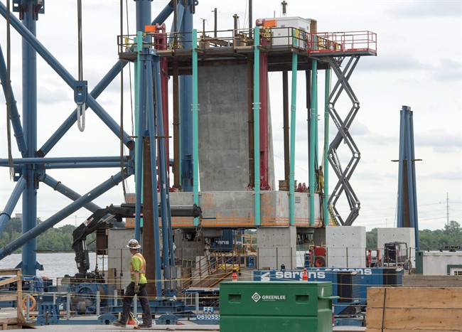 The consortium behind the construction of the new Champlain Bridge has filed a $124 million lawsuit against the federal government and warns the new bridge might be delayed.