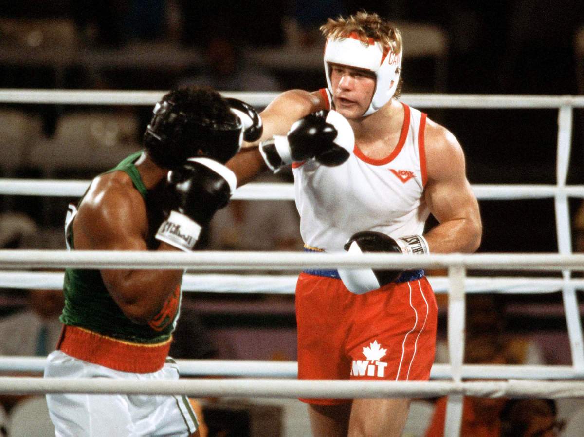 Canada's Willie Dewit (right) competing in the boxing event at the 1984 Olympic games in Los Angeles. (CP PHOTO/ COC/ Tim O'lett)

Willie Dewit du Canada (droite) participe à un combat de boxe aux Jeux olympiques de Los Angeles de 1984. (Photo PC/AOC).