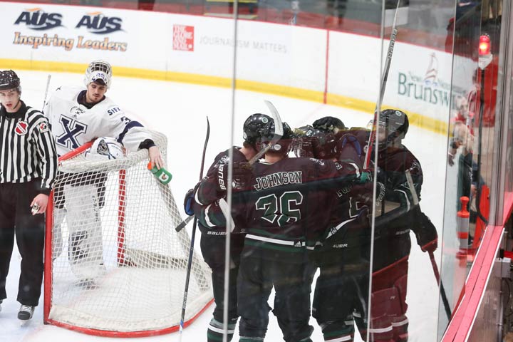 The University of Saskatchewan Huskies blanked the St. Francis Xavier X-men 8-0 on Saturday in the semifinal of the University Cup.