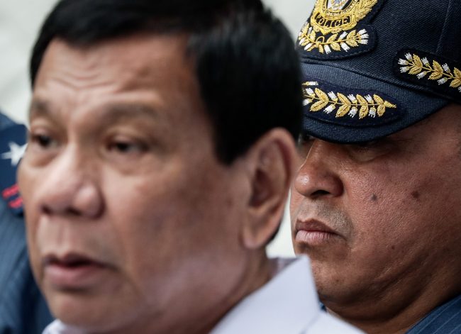 Philippine National Police Chief Director General Ronald Dela Rosa (R) looks on as Filipino President Rodrigo Duterte (L) speaks to policemen at the Malacanang presidential palace in Manila, Philippines, Feb. 7, 2017.
