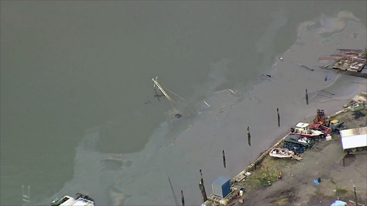 Sunken boat causes fuel spill in Fraser River - image