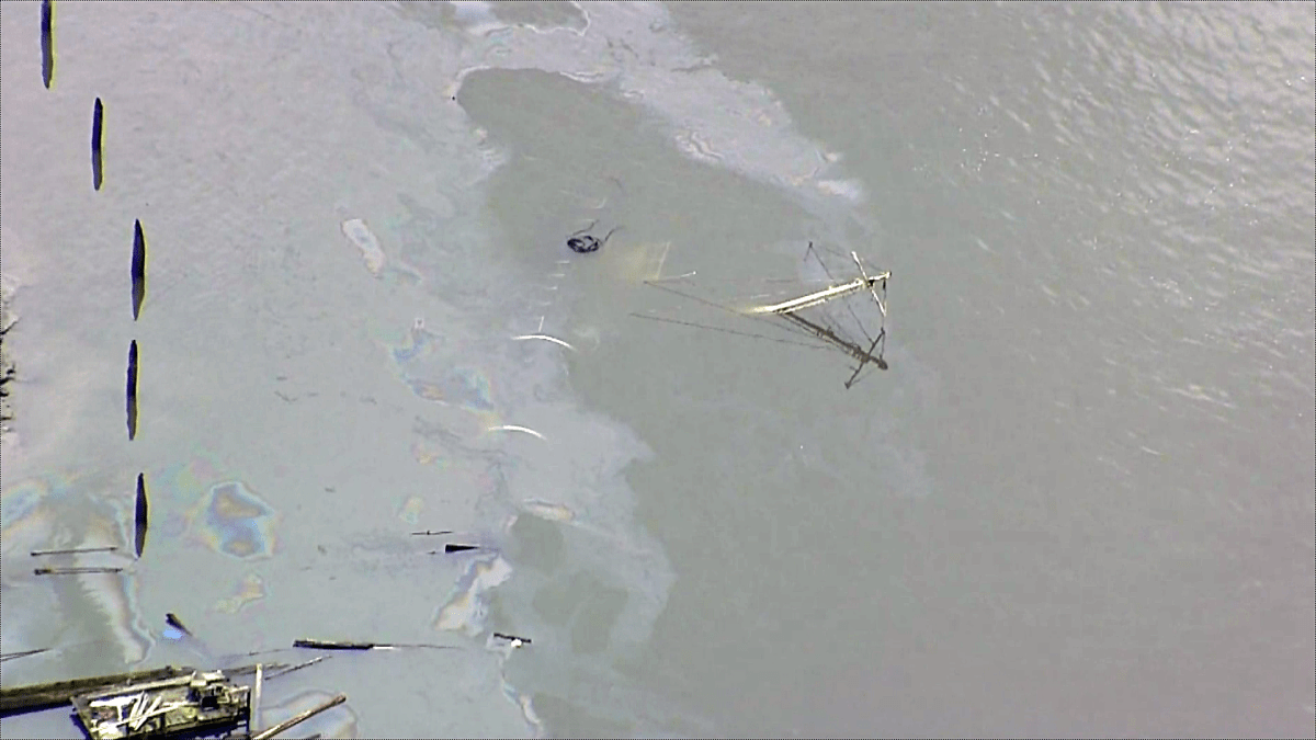 Sunken boat causes fuel spill in Fraser River - BC | Globalnews.ca