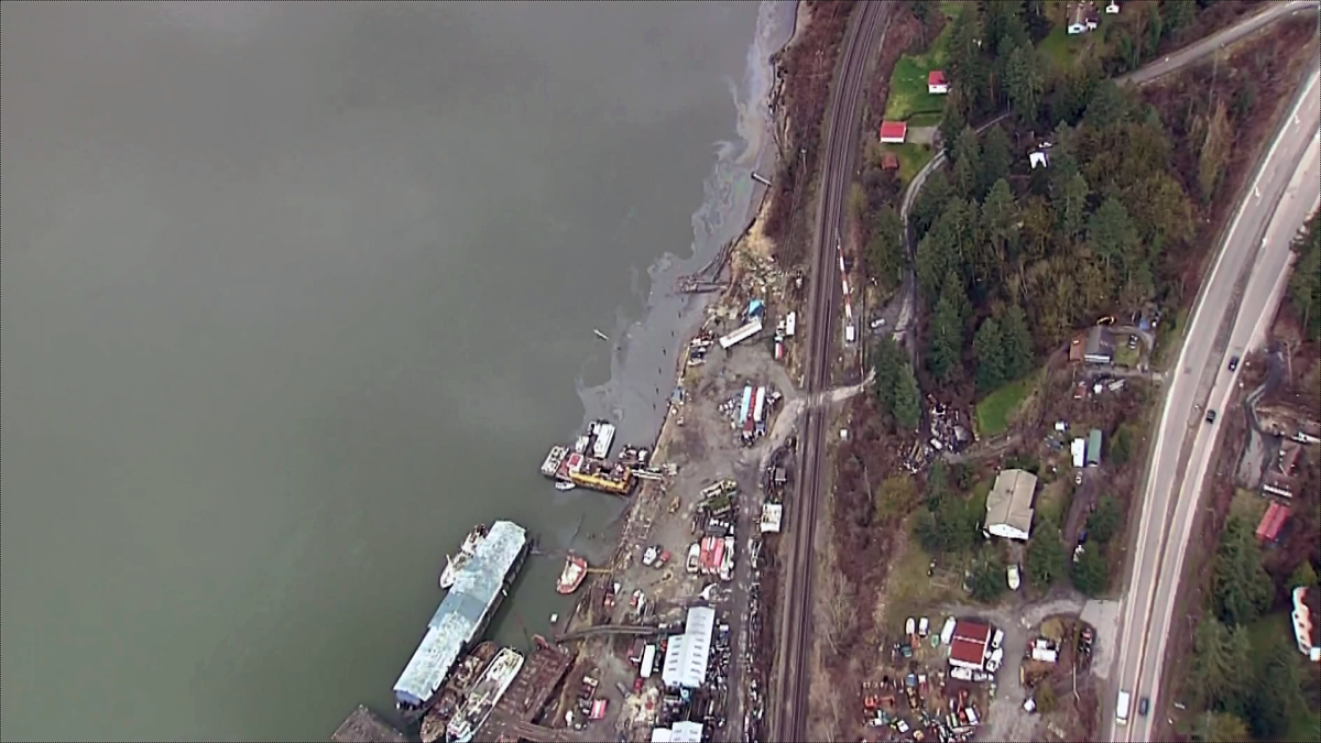 Sunken boat causes fuel spill in Fraser River - image
