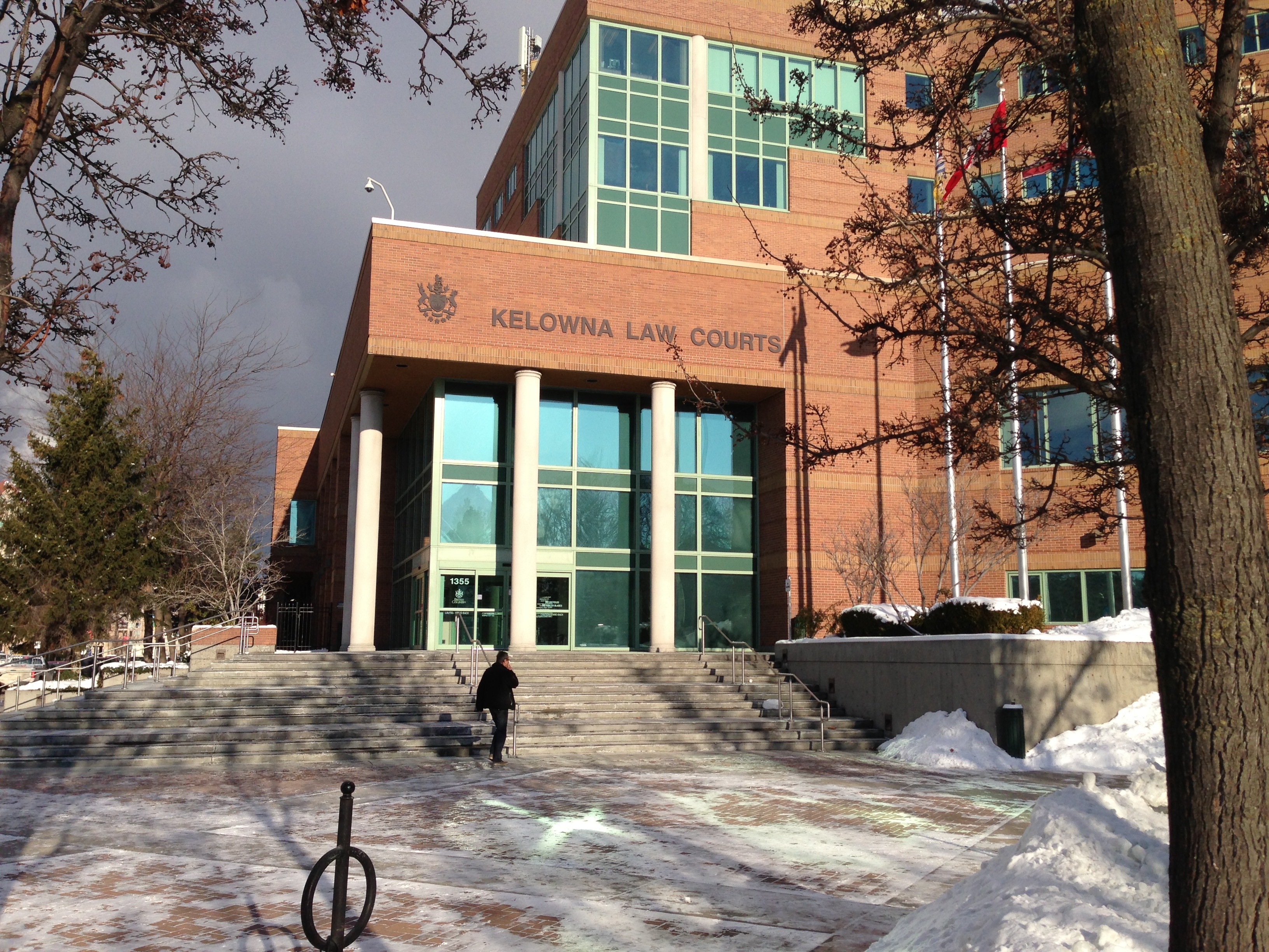 Злодеянията на измамник от Келоуна помогнаха да се проправи път