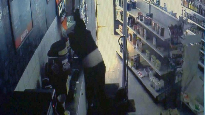 Caught on camera: would-be thieves use grinder to break into Calgary convenience store - image