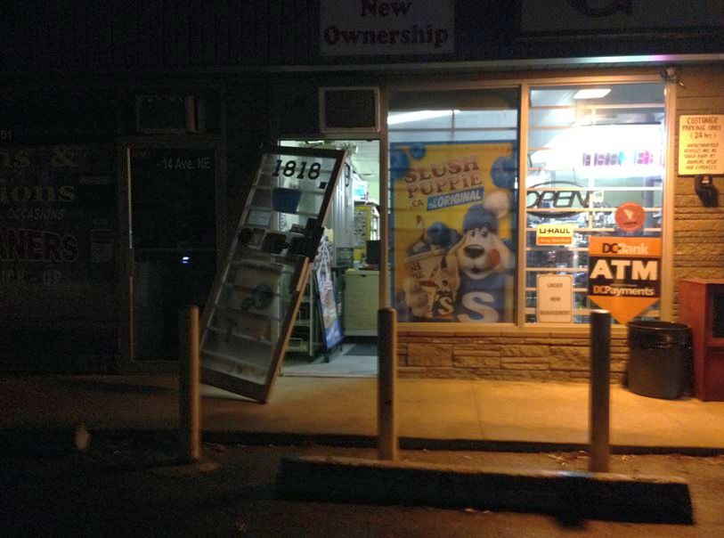 Caught on camera: would-be thieves use grinder to break into Calgary convenience store - image