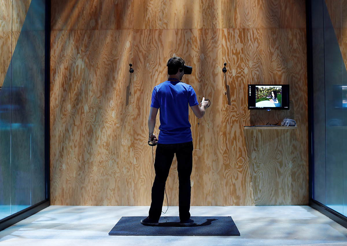 An attendee tries the new Facebook Spaces virtual reality platform during the annual Facebook F8 developers conference in San Jose, California, U.S., April 18, 2017. 
