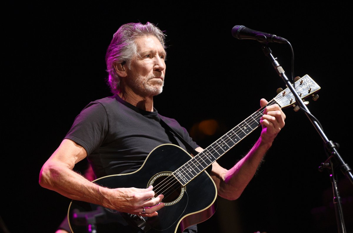  Roger Waters performs during the 30th Anniversary Bridge School Benefit Concert at Shoreline Amphitheatre on October 23, 2016 in Mountain View, California.