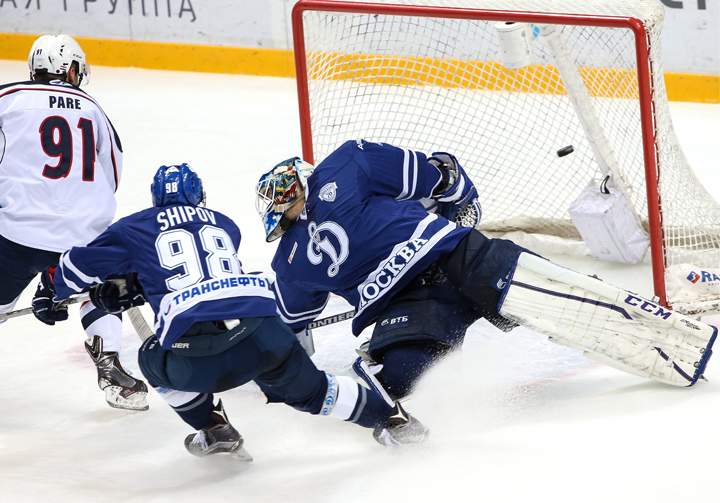 Medvescak Zagreb’s Francis Pare (L) scores a goal past Dynamo Moscow’s goaltender Alexander Yeryomenko (R) in their 2016/2017 KHL Regular Season ice hockey match at VTB Ice Palace.