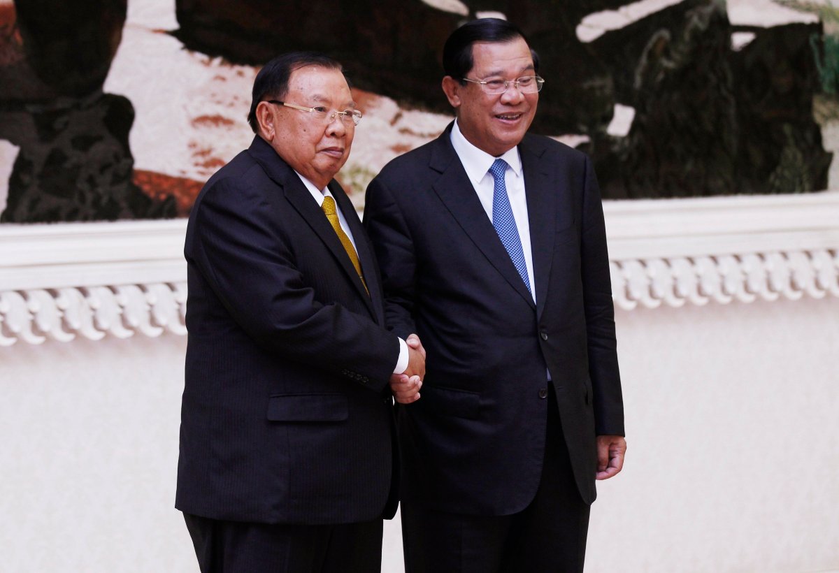 President of the Lao People's Republic Bounnhang Vorachith (left) poses for photos with Cambodian Prime Minister Hun Sen (right).