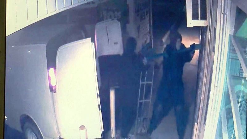 Surveillance footage shown to Global News appears to show two men attempting to break into the G-Mart convenience store in the 1800 block of 14 Avenue N.E. on Friday, April 28, 2017.