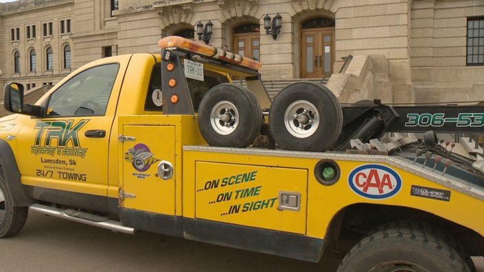 Tow truck drivers will be allowed to display flashing blue and amber lights, instead of only amber lights, as of June 1.