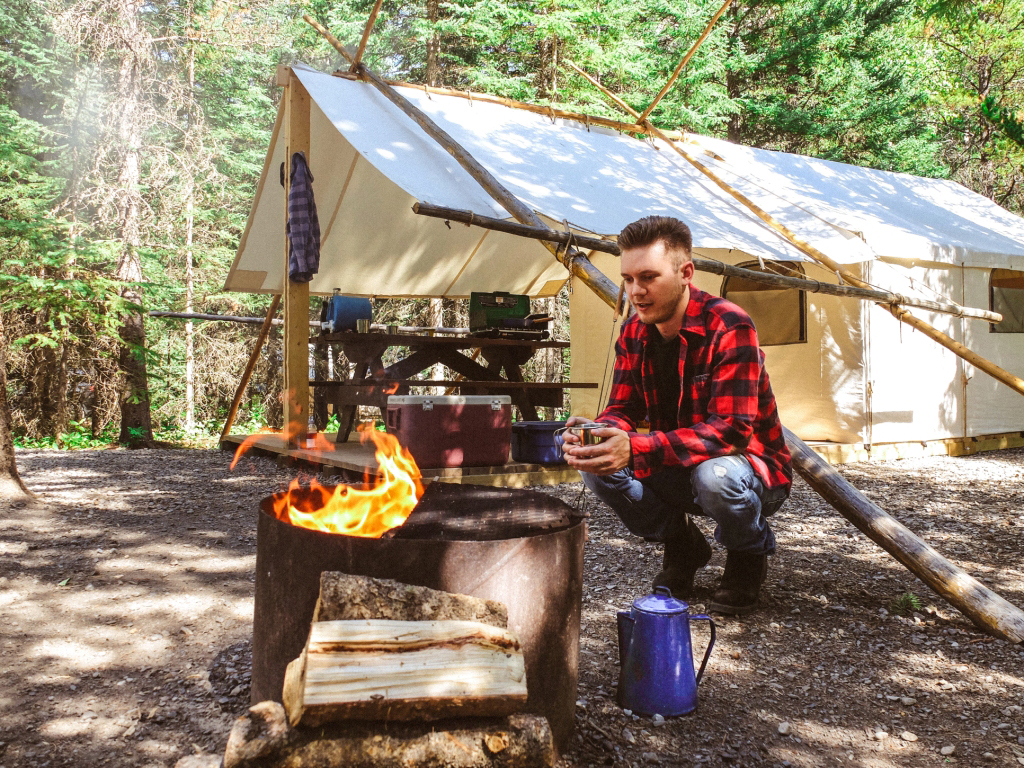 Other accommodations include trapper’s tents, and the site is equipped with picnic tables and fire pits.