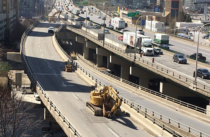 Construction crews begin demolition of the York-Bay-Yonge exit of the Gardiner Expressway in 2017.