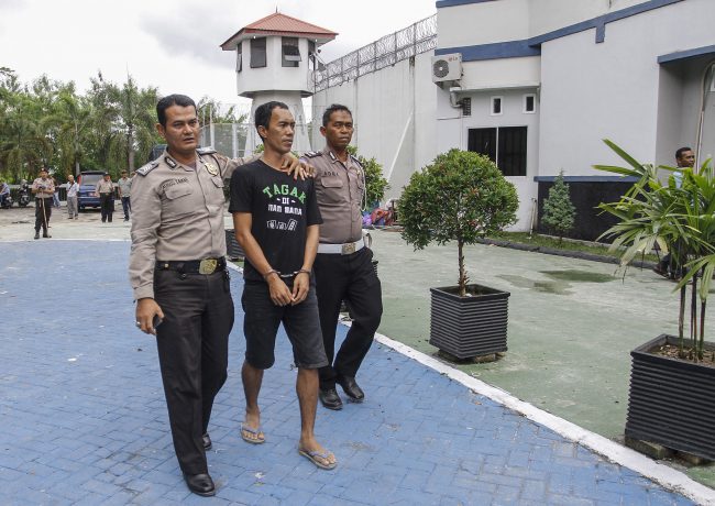 200 Indonesian Inmates Still At Large After Fleeing Overcrowded Prison ...