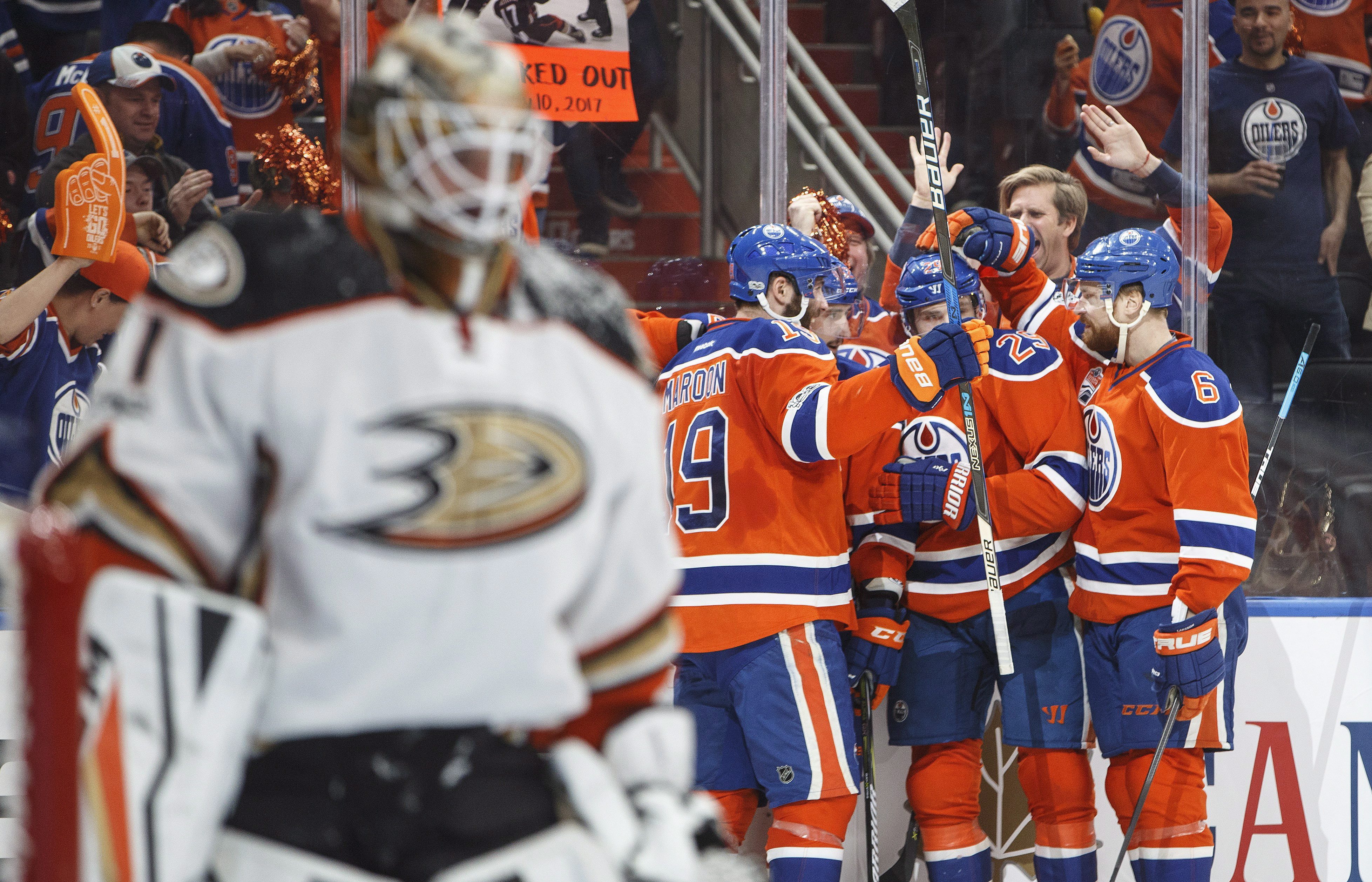 Edmonton Oilers Goal Stanley Cup Playoffs GIF - Edmonton Oilers Goal Oilers  Goal Stanley Cup Playoffs - Discover & Share GIFs