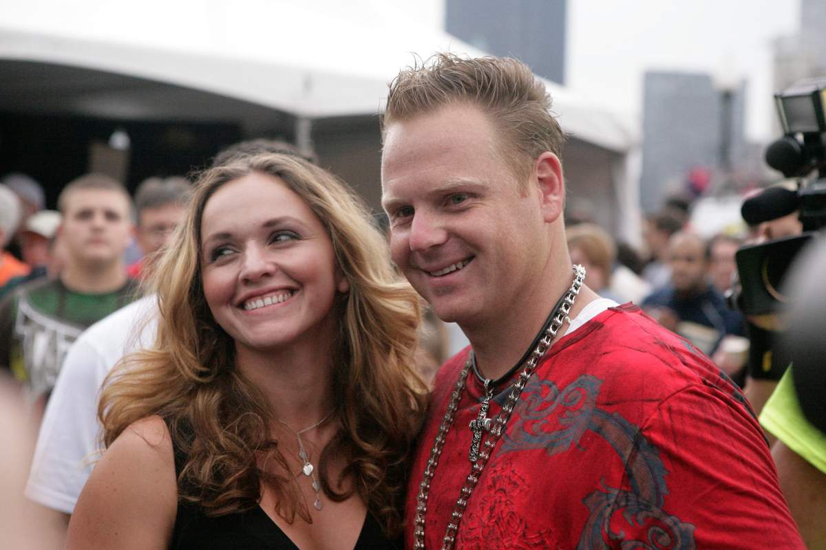 Nik Wallenda, right, and 
Erendira Vasquez Wallenda appear in a 2009 file photo.
