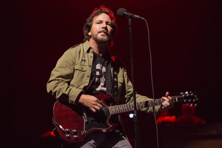 Eddie Vedder honours Chris Cornell during solo show - image