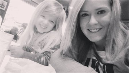 Mom’s bikini selfie with daughter goes viral for all the right reasons