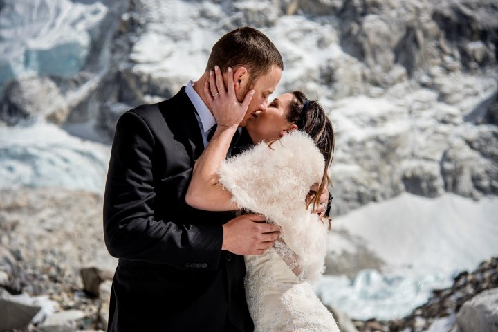 Couple Gets Married On Mount Everest And The Photos Are Out Of This 4075