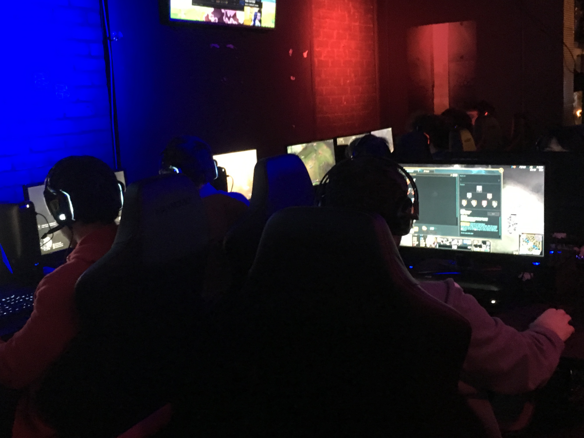 Patrons at Meltdown Montreal participate in eSports tournaments.
