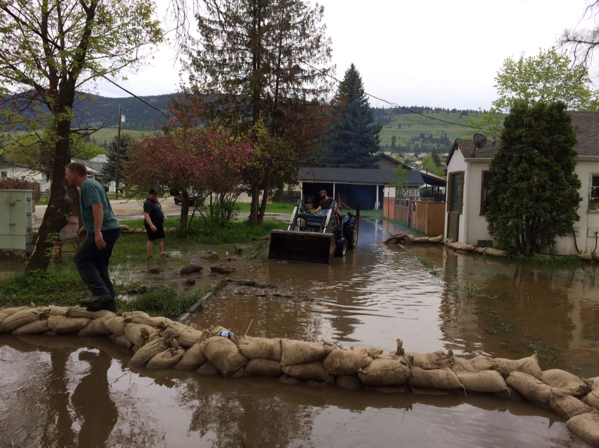 ‘All-hands-on-deck’ for sandbagging in Lake Country - image