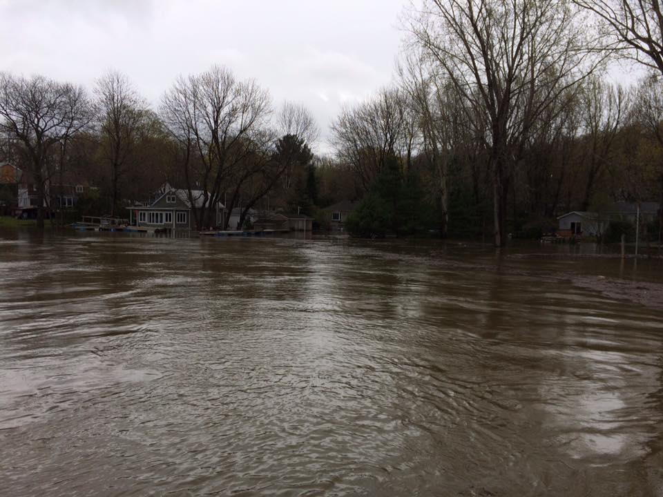 Residents and volunteers work together to save homes in Vaudreuil-Sur-Le-Lac.