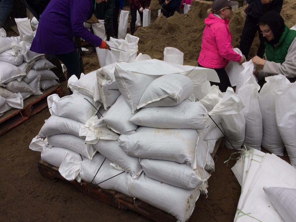 Residents and volunteers work together to save homes in Vaudreuil-Sur-Le-Lac.