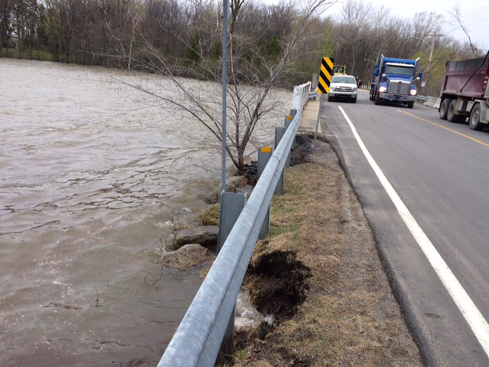 Residents and volunteers work together to save homes in Vaudreuil-Sur-Le-Lac.