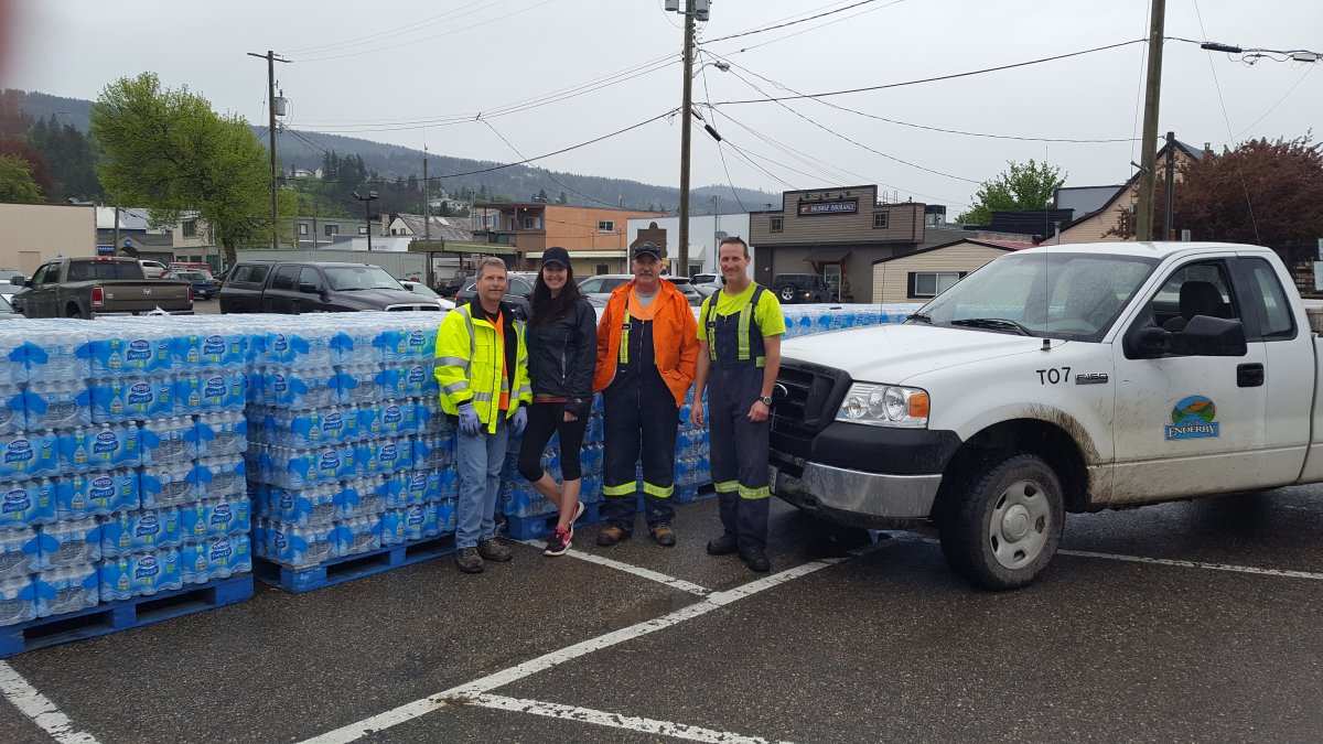 As water levels rise in the Okanagan, so too does community spirit - image