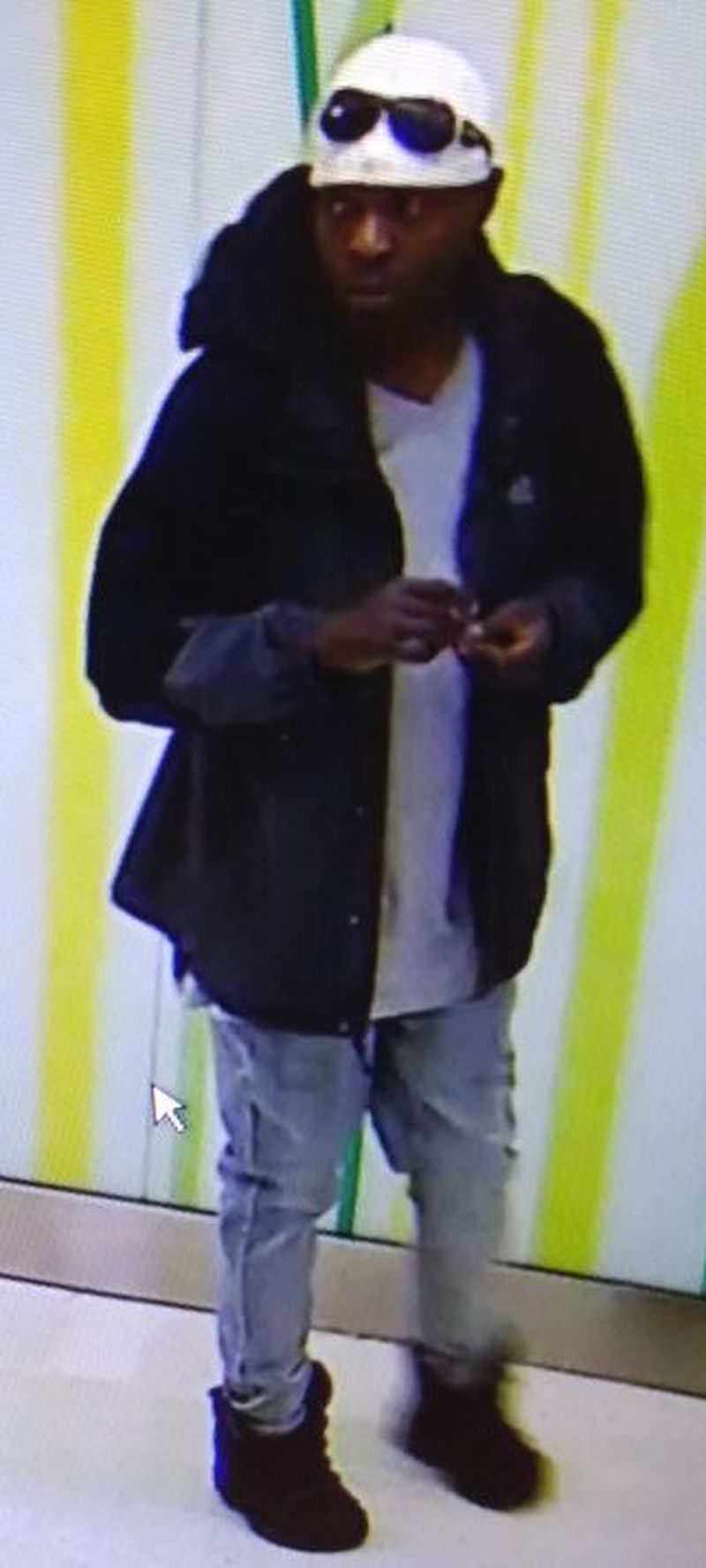Toronto police looking for suspect after wallet stolen from senior’s walker - image