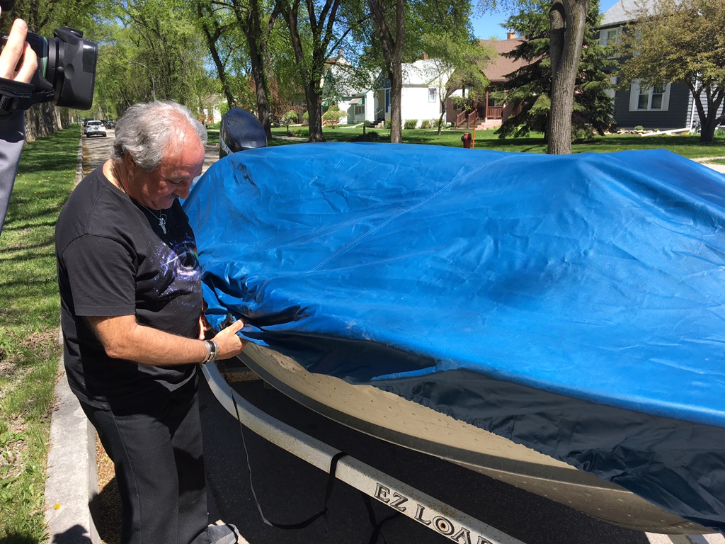 Mike Bager prepares his boat for the long weekend.
