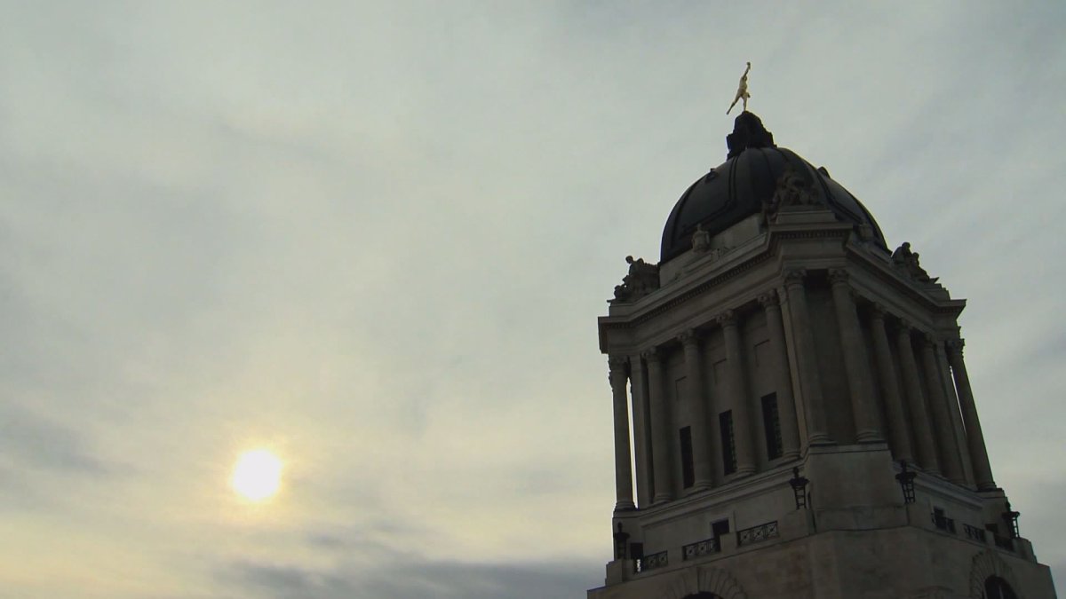 Exception in new bill could see freeze in Manitoba minimum wage during recessions - image