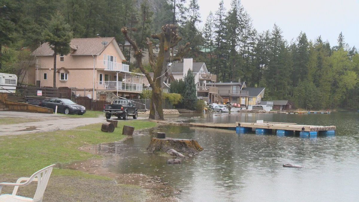 Evacuation alert for Twin Lakes properties - image