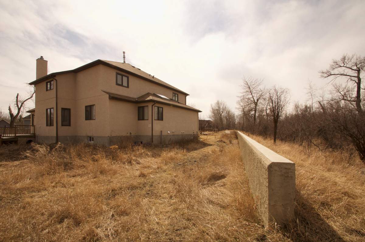 A home in the evacuated neighbourhood of Beachwood Estates in High River, Alta.