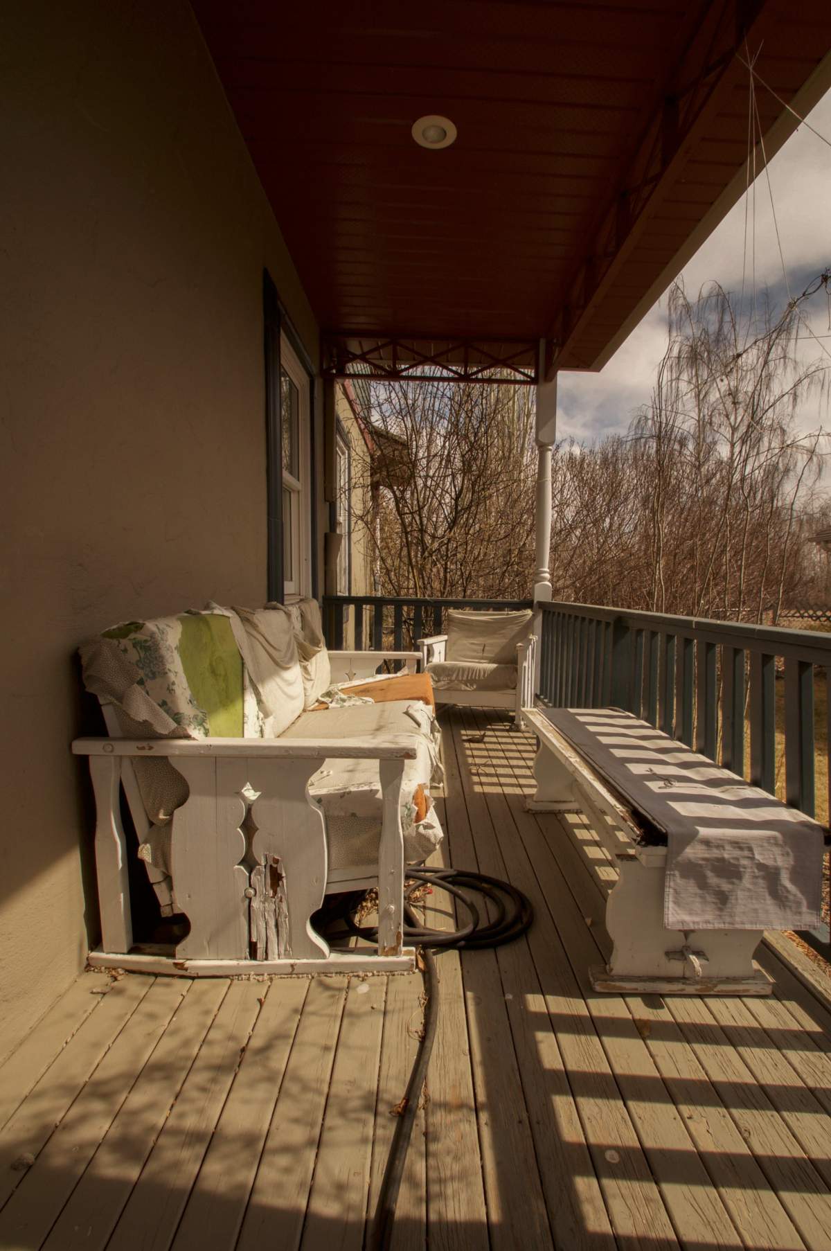 A home in the evacuated neighbourhood of Beachwood Estates in High River, Alta.