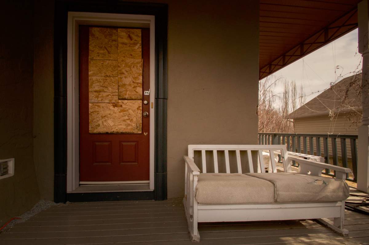 A home in the evacuated neighbourhood of Beachwood Estates in High River, Alta.